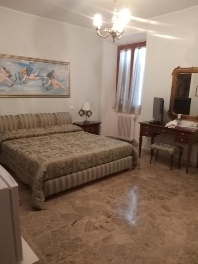 Antica Casa Di Famiglia Hotel Кастильоне дел Лаго Екстериор снимка