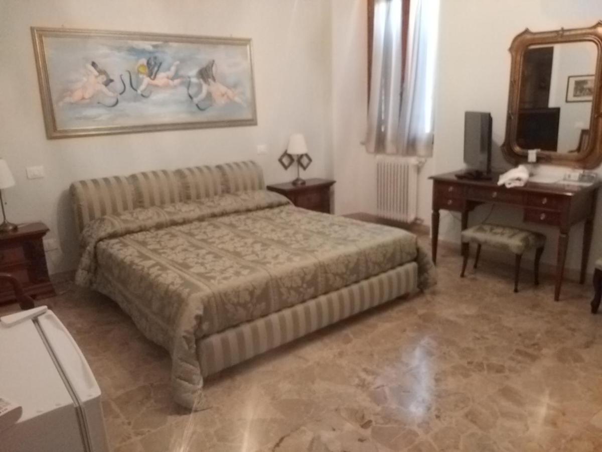Antica Casa Di Famiglia Hotel Кастильоне дел Лаго Екстериор снимка